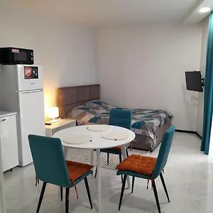 lovely-apartment-in-center-city.batumihotels.net/